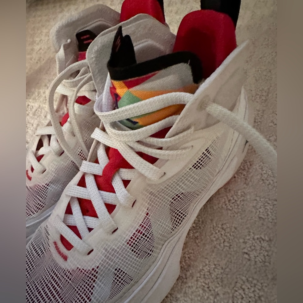 Boys Jordan’s Size 7 - Picture 4 of 5